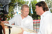 Andreas Steinfatt mit Jubiläumsbier für Georg Dingerl (Foto: Ingrid Grossmann)